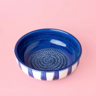 Grande assiette à râper en céramique rayures bleues