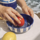 Grande assiette à râper en céramique rayures bleues