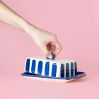 Beurrier en céramique rayé bleu et blanc