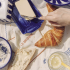 Beurrier en céramique rayé bleu et blanc