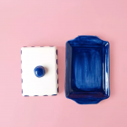 Beurrier en céramique rayé bleu et blanc