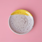 Assiette a raper petite jaune