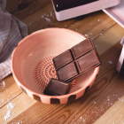 Assiette à râper moyenne rayures chocolat et rose