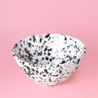 Saladier en céramique moucheté noir et blanc